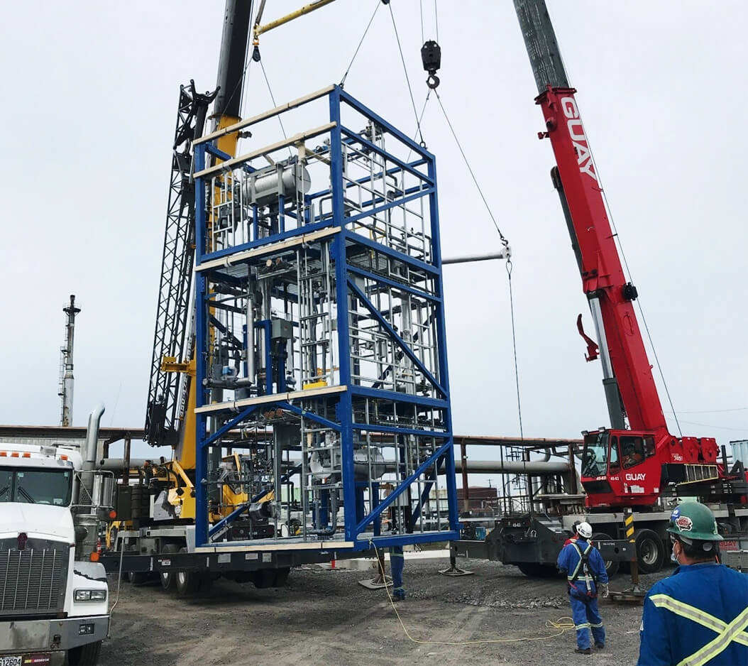 Levage d’un module industriel préfabriqué à l’aide de grues